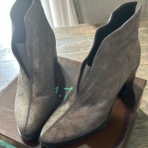 Diba True Women’s Karma V Throat Metallic Ankle Booties Size 8 Great Condition